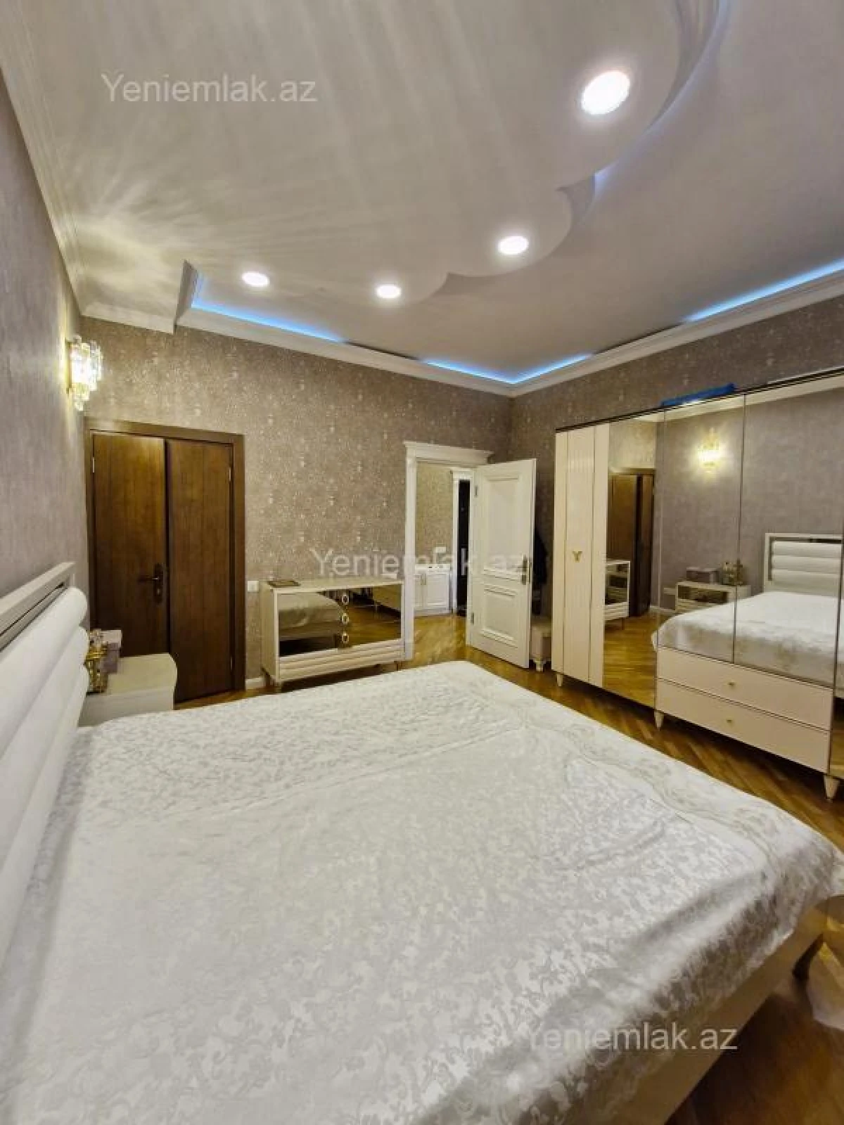 Satılır 2 otaqlı köhnə tikili 90 m²