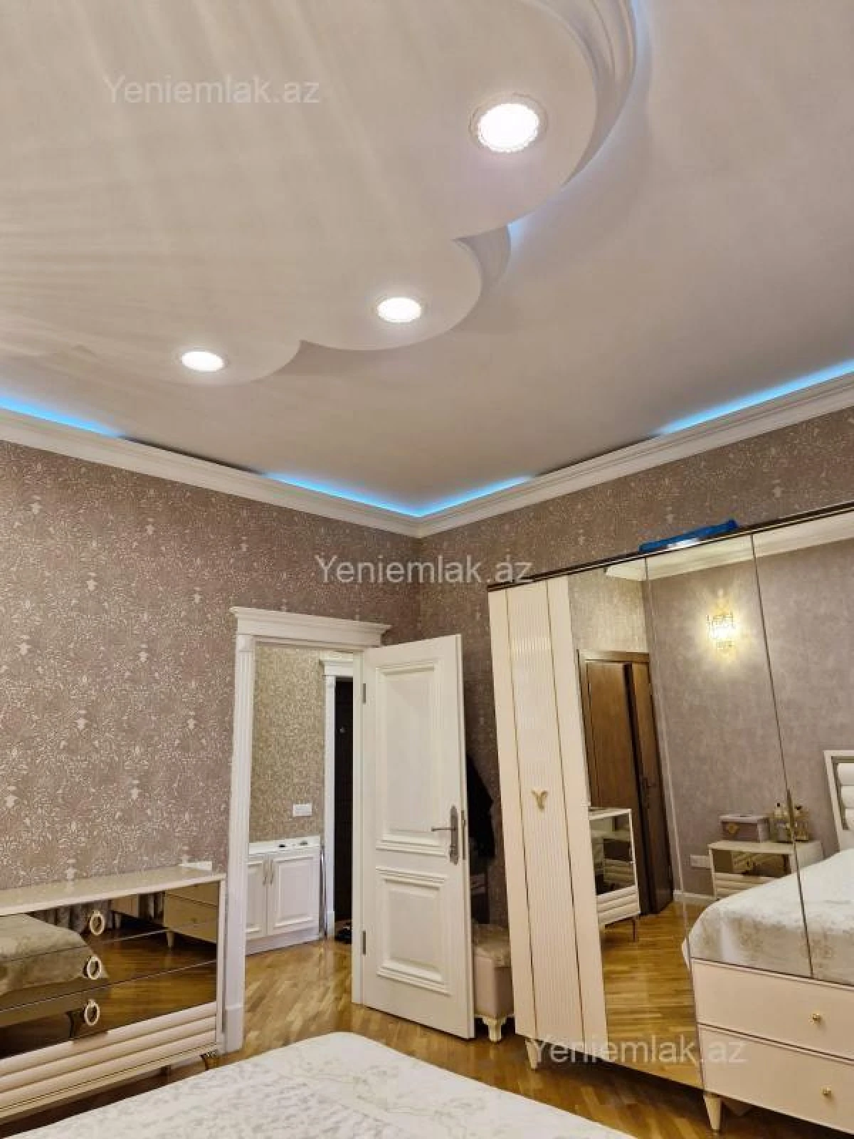 Satılır 2 otaqlı köhnə tikili 90 m²