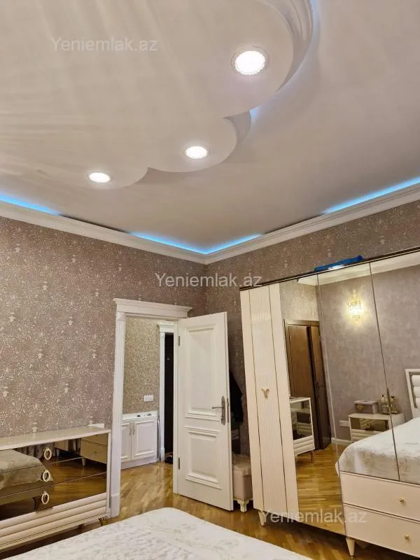 Satılır 2 otaqlı köhnə tikili 90 m²