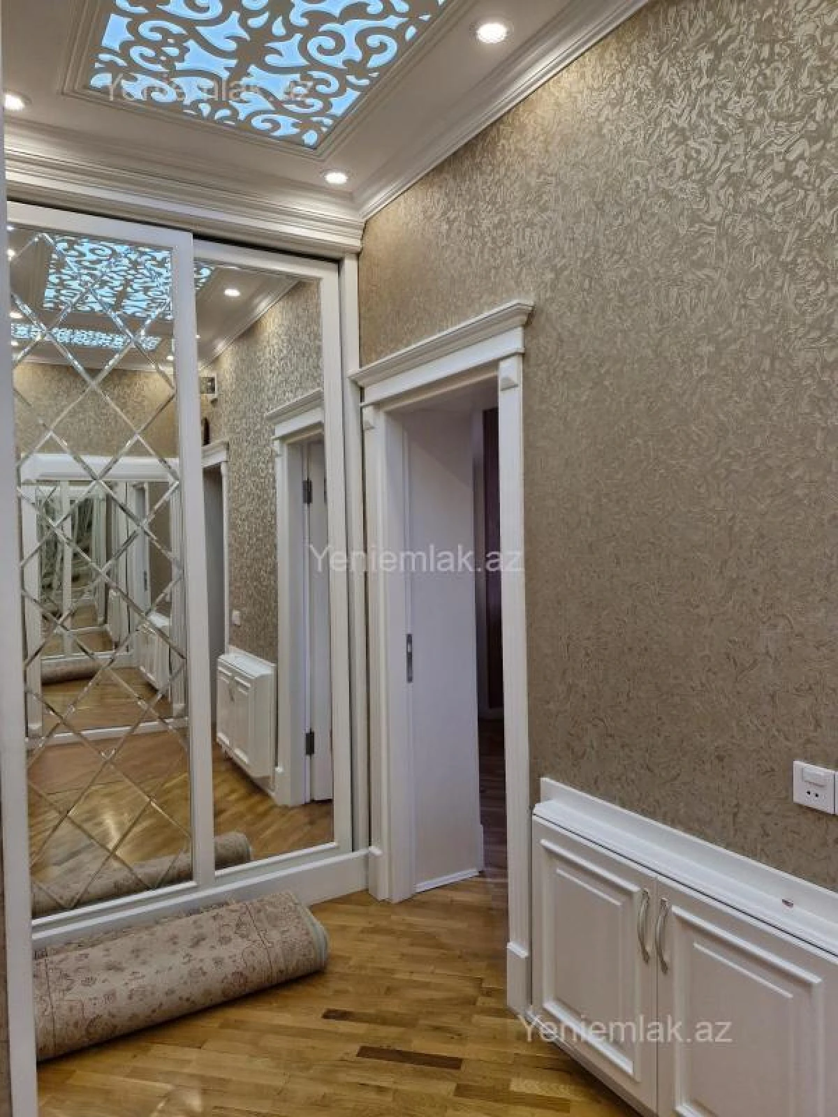 Satılır 2 otaqlı köhnə tikili 90 m²