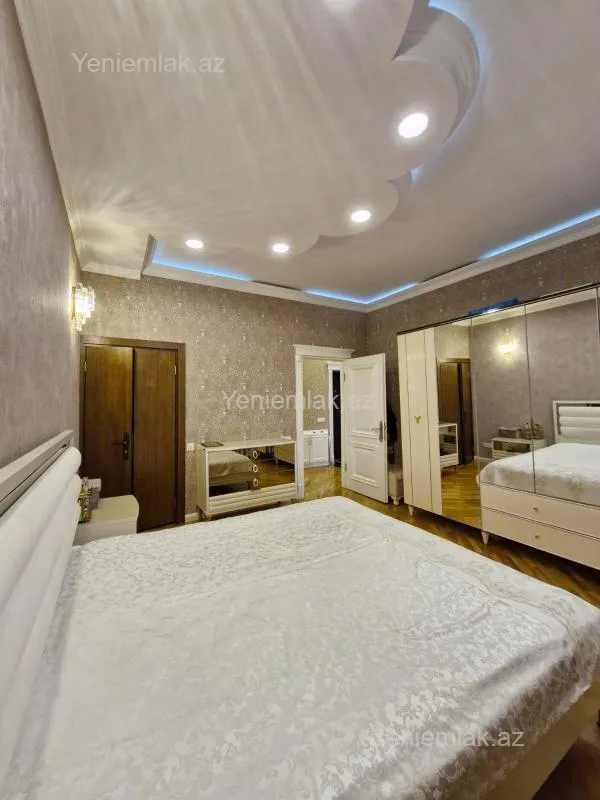 Satılır 2 otaqlı köhnə tikili 90 m²