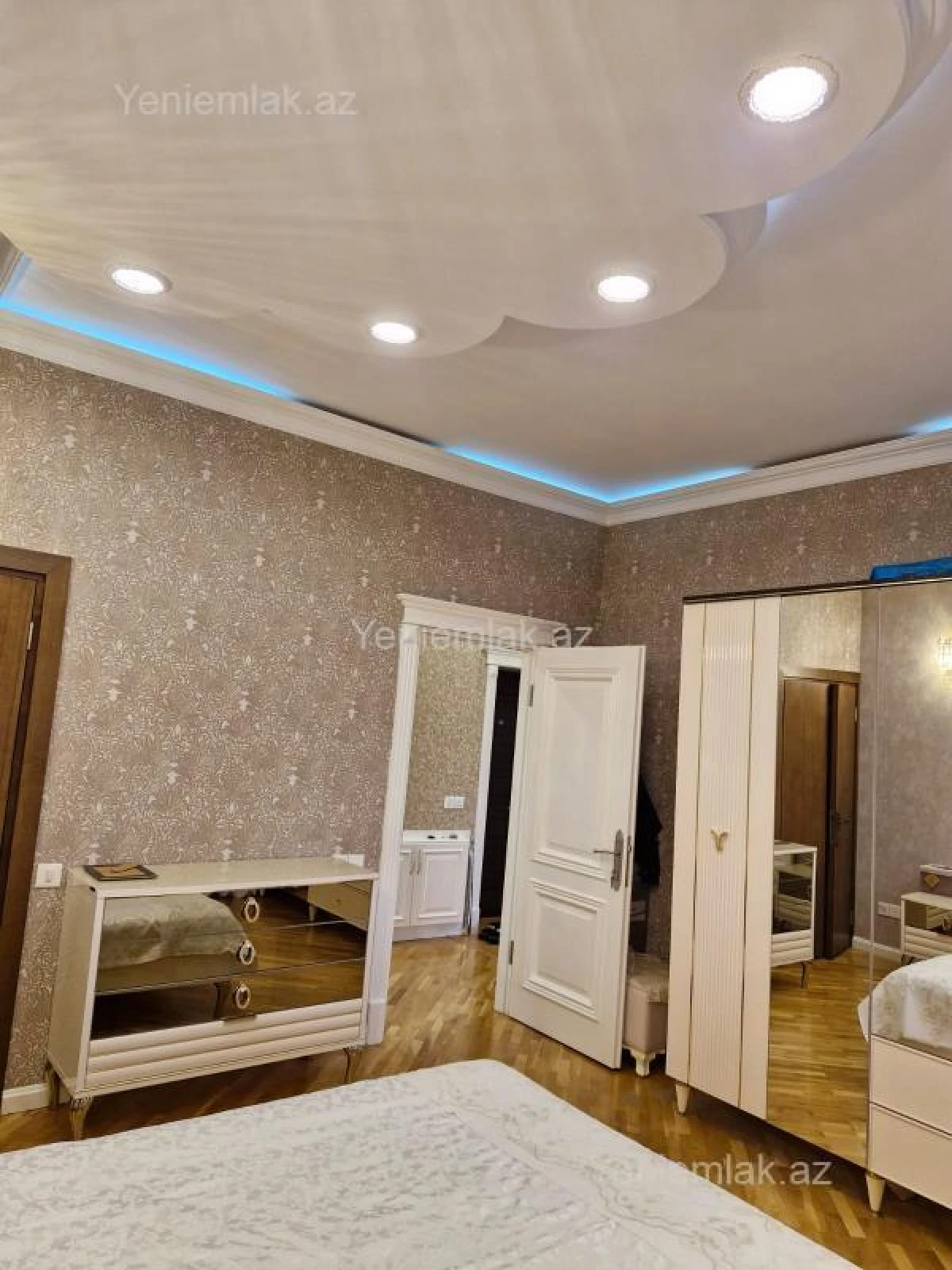 Satılır 2 otaqlı köhnə tikili 90 m²