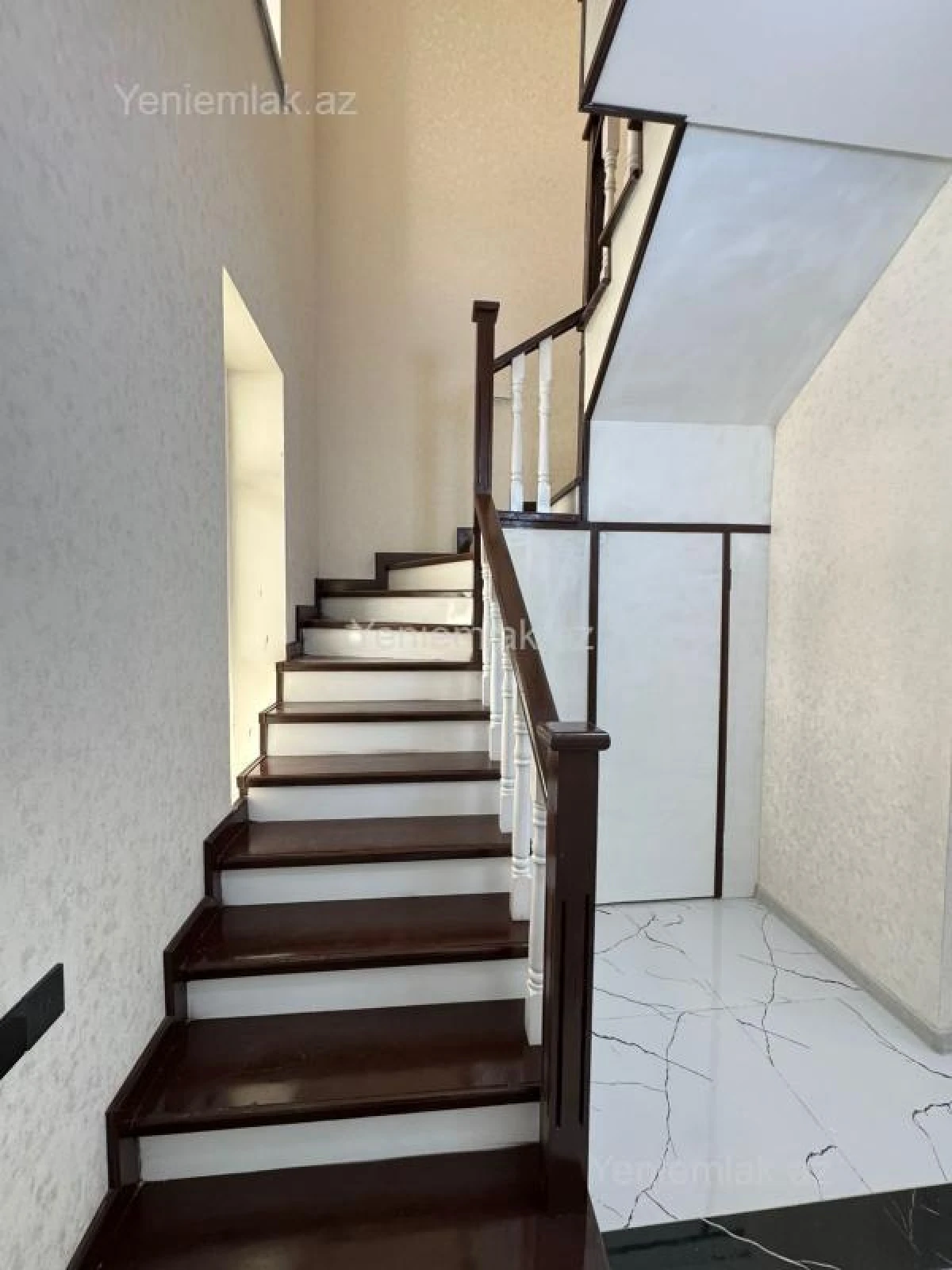 Satılır 5 otaqlı həyət evi 200 m²