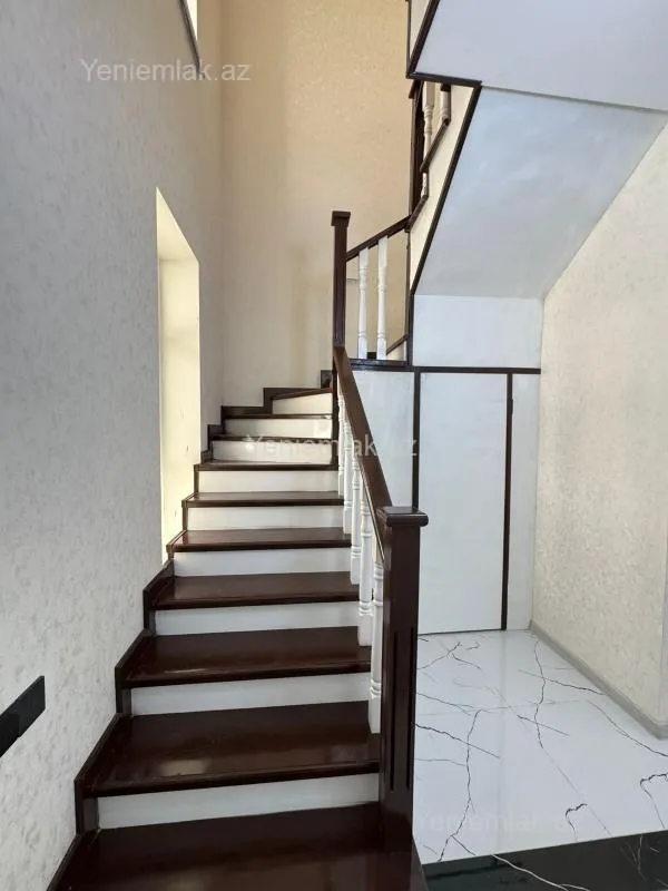 Satılır 5 otaqlı həyət evi 200 m²