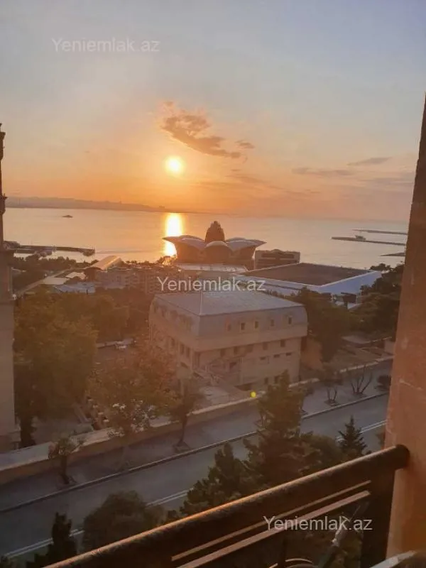 Satılır 3 otaqlı köhnə tikili 100 m²