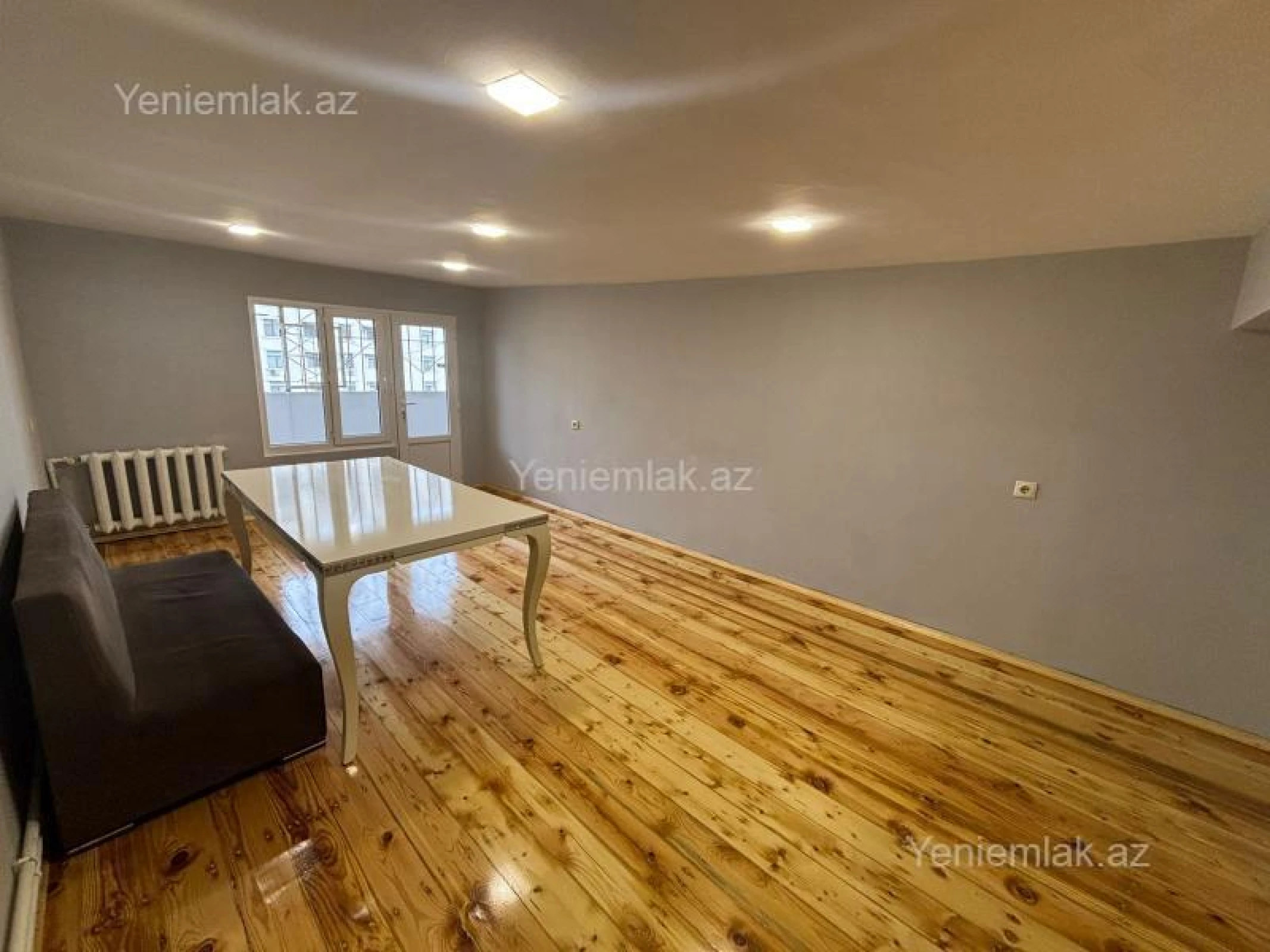 Satılır 3 otaqlı köhnə tikili 200 m²