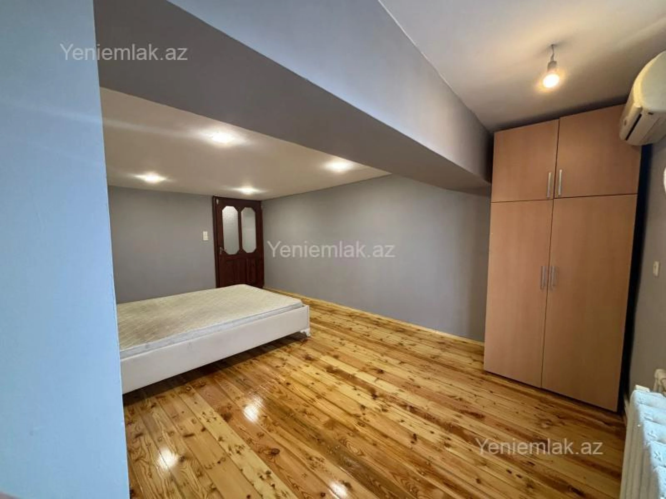 Satılır 3 otaqlı köhnə tikili 200 m²