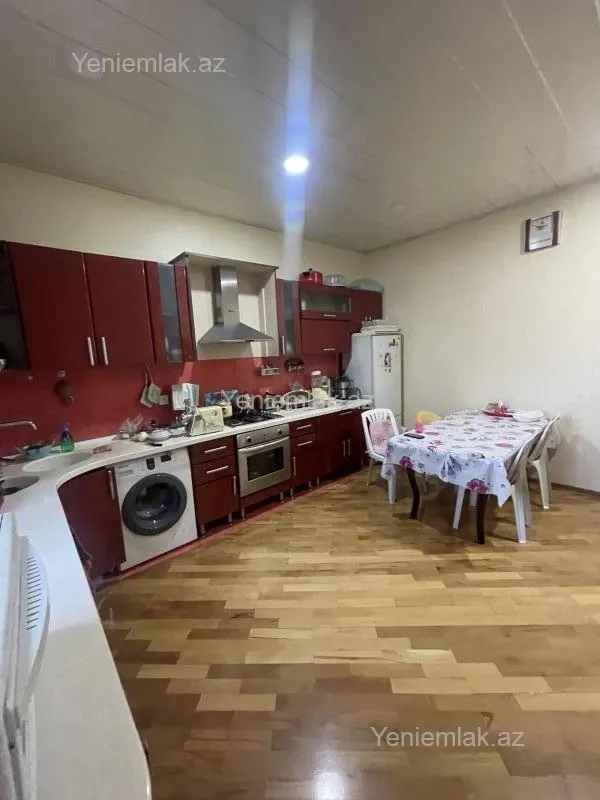Satılır 5 otaqlı həyət evi 180 m²