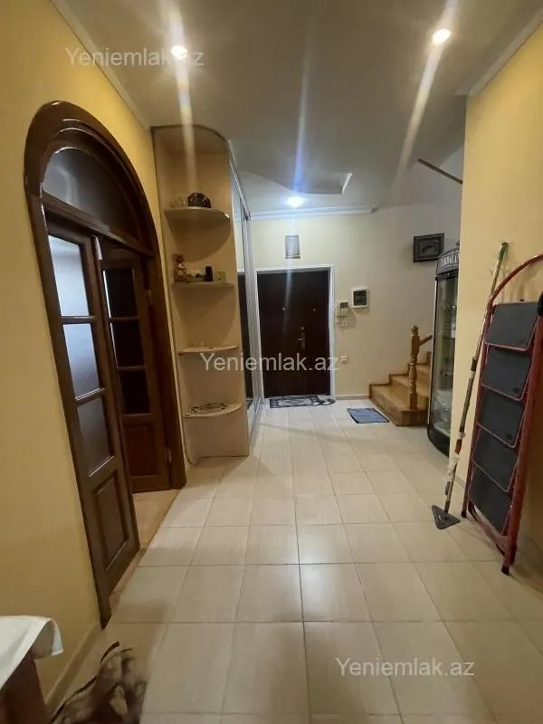 Satılır 5 otaqlı həyət evi 180 m²