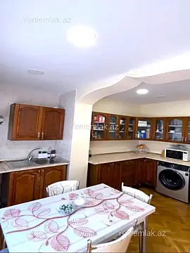 Satılır 4 otaqlı köhnə tikili 140 m²