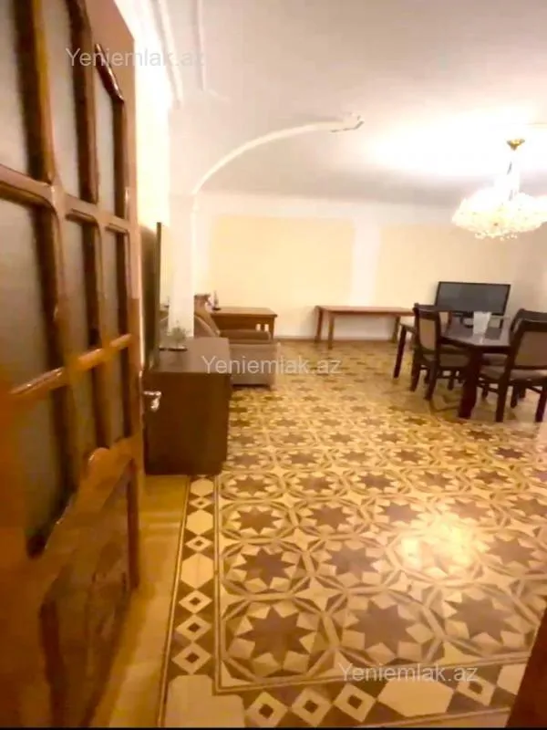 Satılır 4 otaqlı köhnə tikili 140 m²