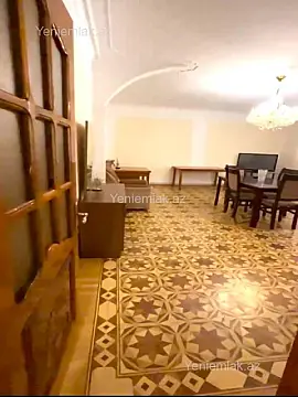 Satılır 4 otaqlı köhnə tikili 140 m²