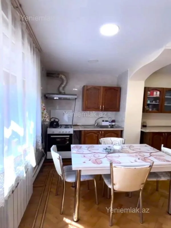 Satılır 4 otaqlı köhnə tikili 140 m²