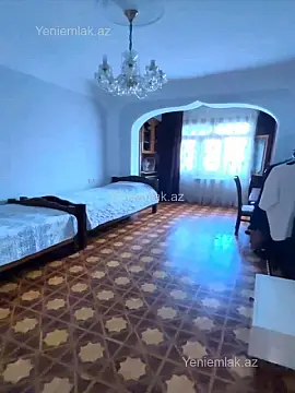 Satılır 4 otaqlı köhnə tikili 140 m²