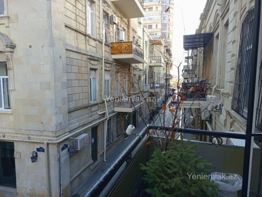 Satılır 4 otaqlı köhnə tikili 95 m²