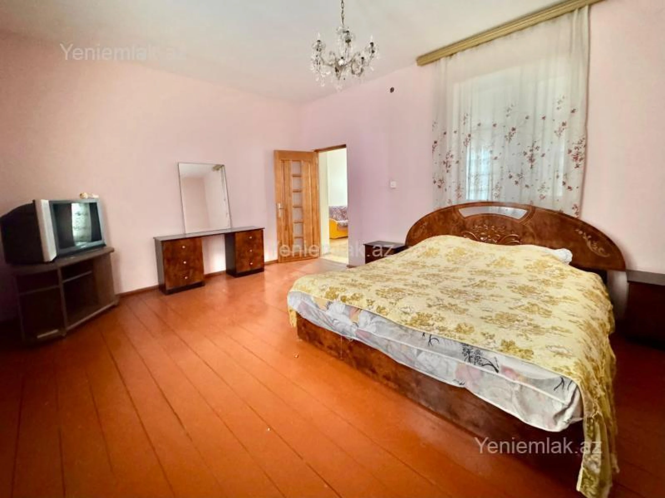 Satılır 6 otaqlı həyət evi 240 m²