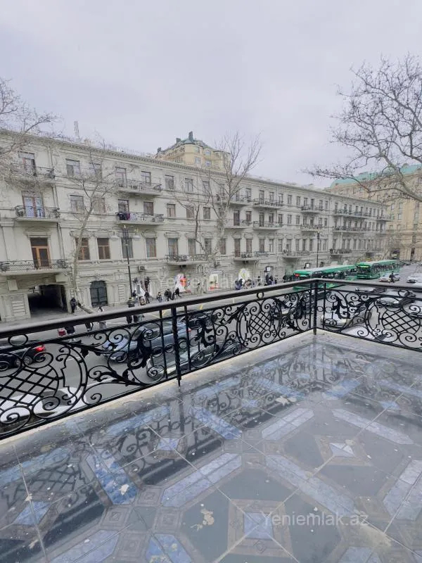 Satılır 5 otaqlı köhnə tikili 250 m²