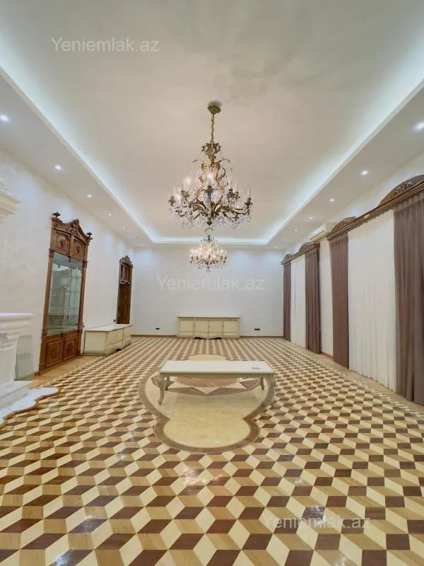 Satılır 5 otaqlı köhnə tikili 250 m²