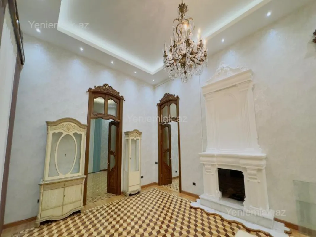 Satılır 5 otaqlı köhnə tikili 250 m²