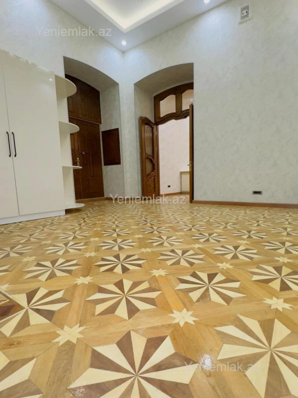 Satılır 5 otaqlı köhnə tikili 250 m²