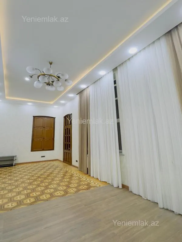 Satılır 5 otaqlı köhnə tikili 250 m²