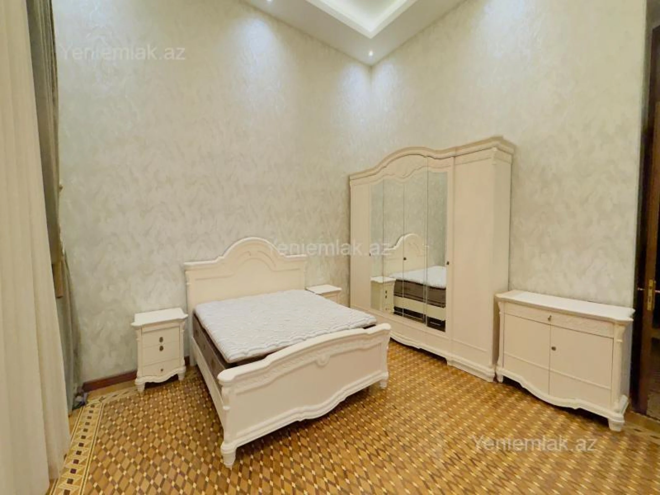 Satılır 5 otaqlı köhnə tikili 250 m²