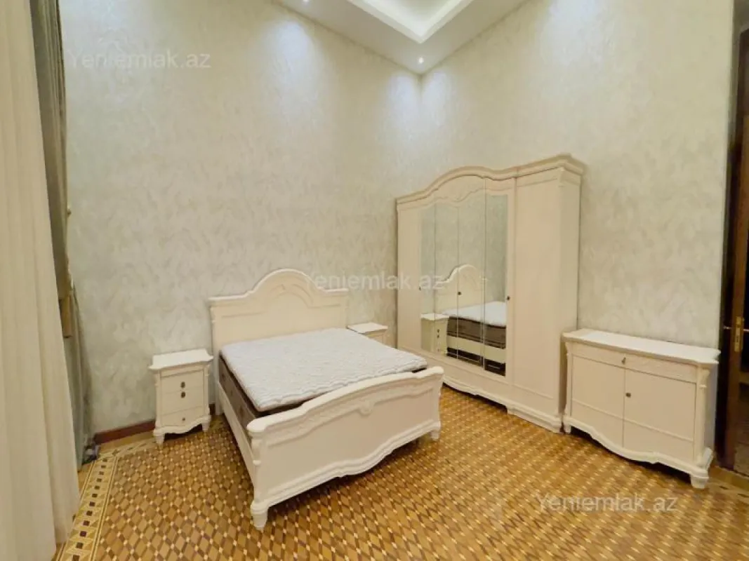 Satılır 5 otaqlı köhnə tikili 250 m²