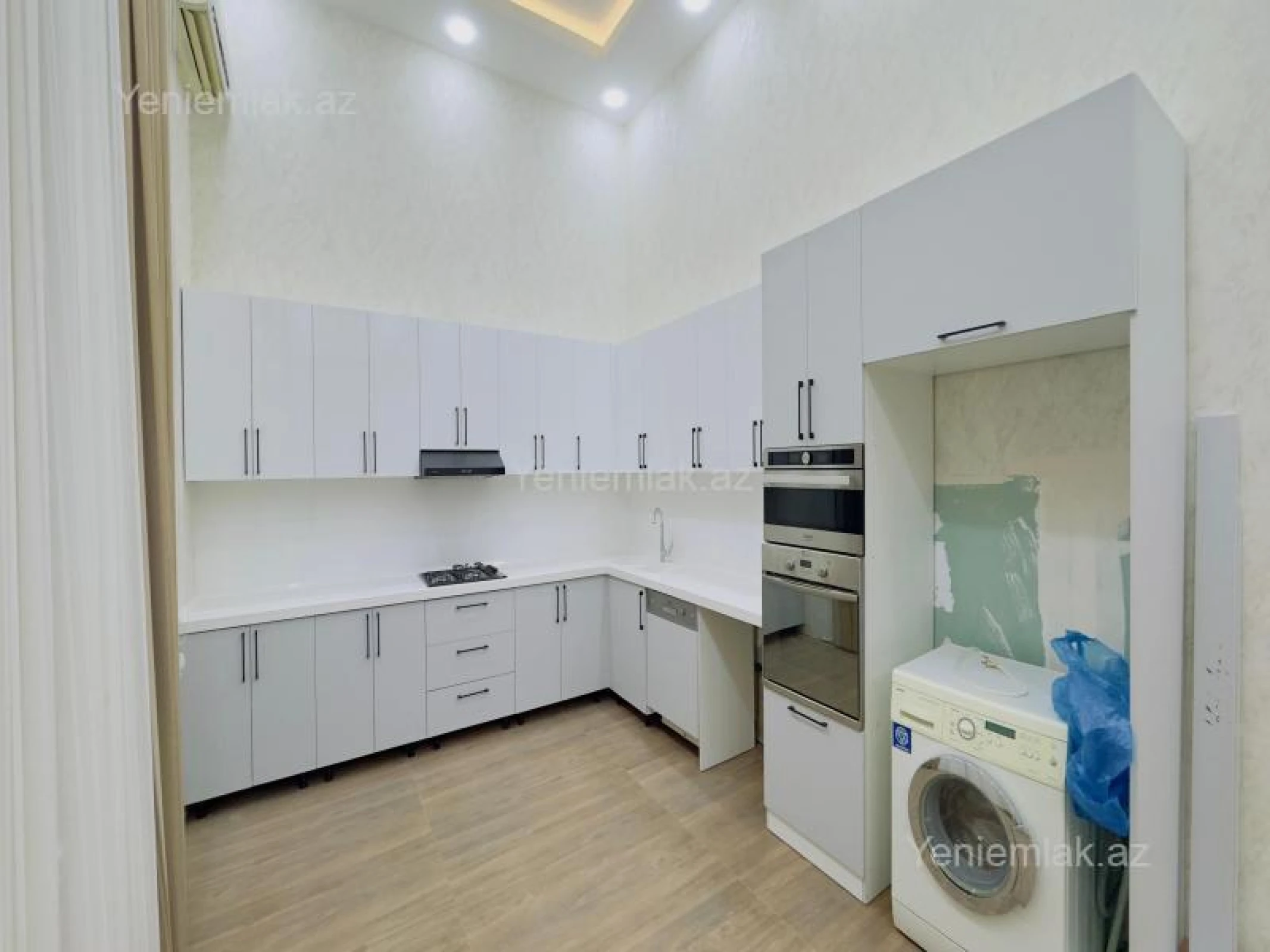 Satılır 5 otaqlı köhnə tikili 250 m²