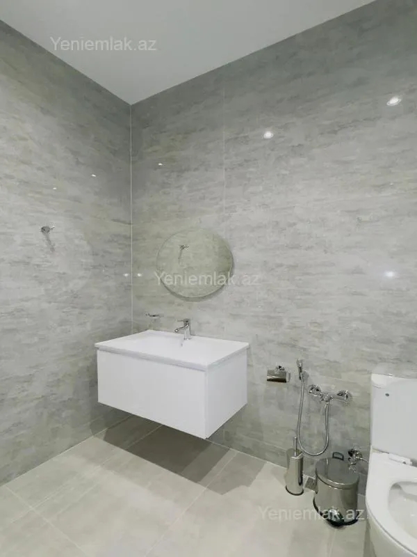 Satılır 5 otaqlı köhnə tikili 250 m²