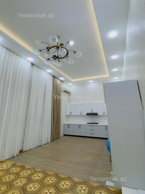 Satılır 5 otaqlı köhnə tikili 250 m²