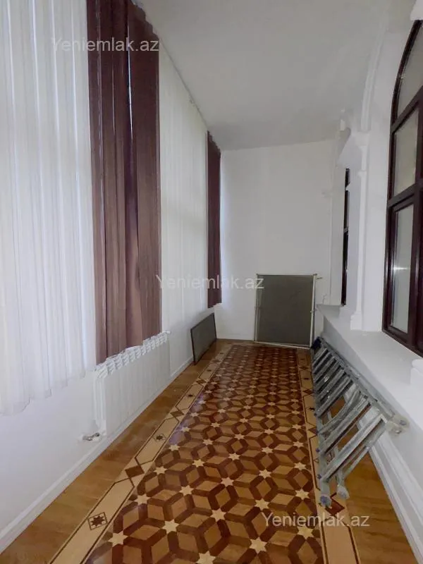 Satılır 5 otaqlı köhnə tikili 250 m²