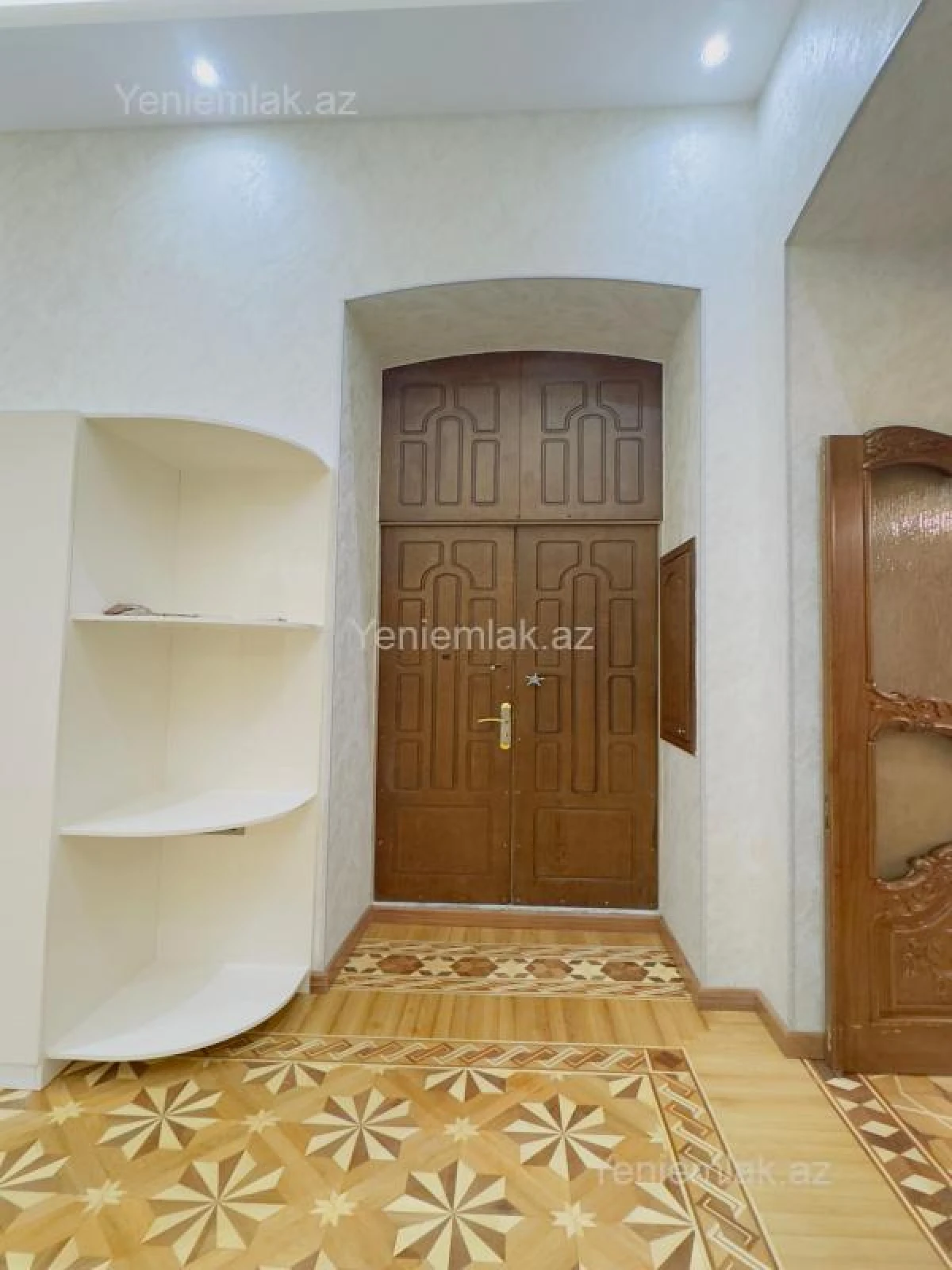 Satılır 5 otaqlı köhnə tikili 250 m²