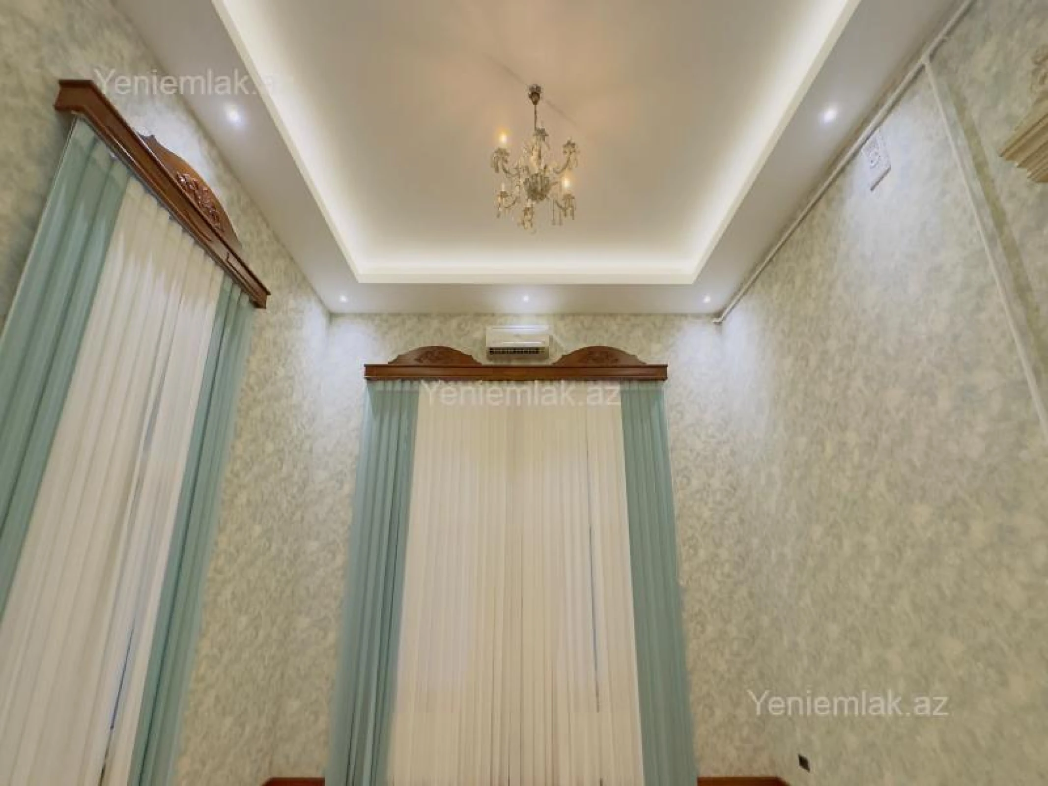 Satılır 5 otaqlı köhnə tikili 250 m²