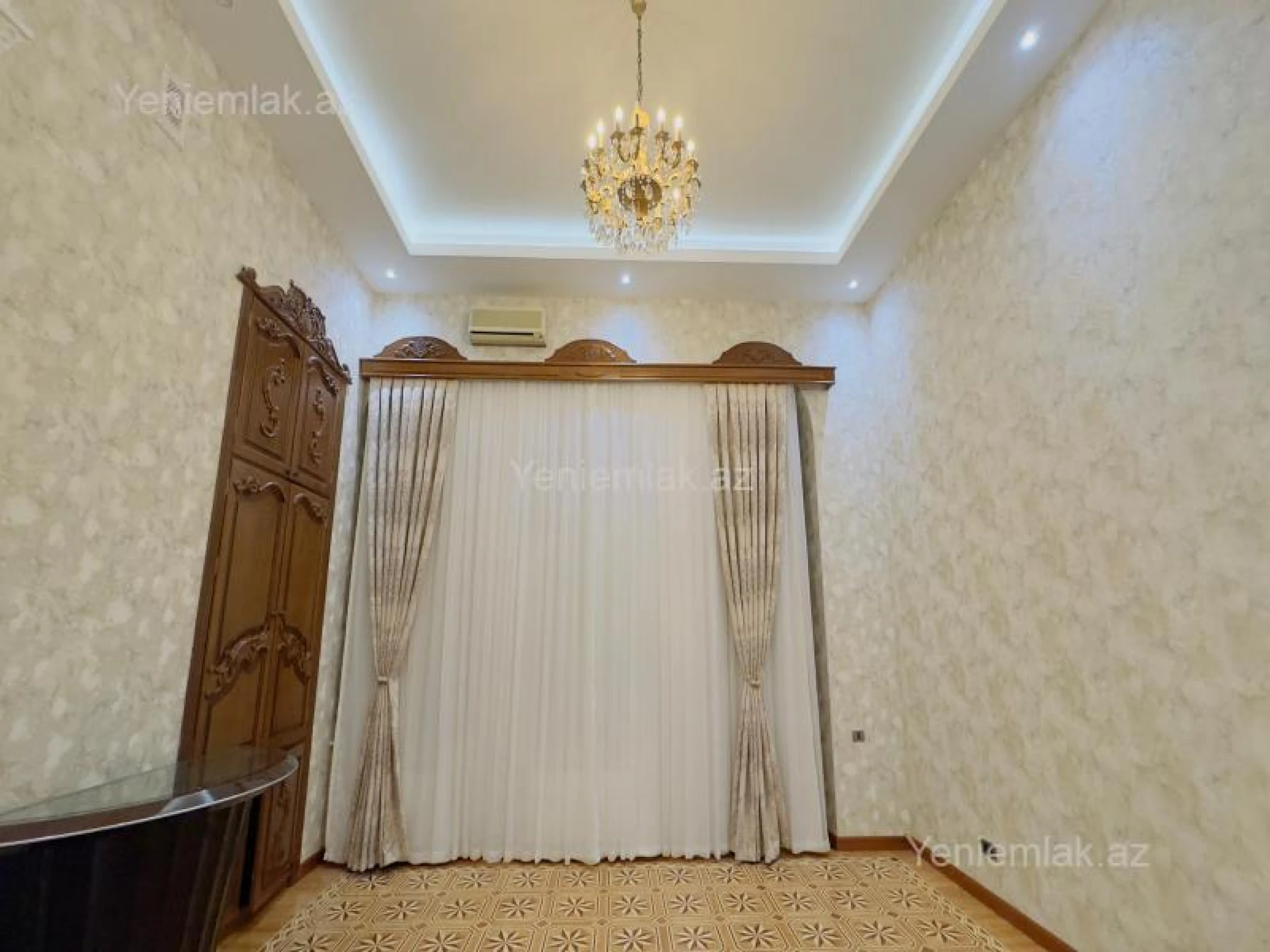Satılır 5 otaqlı köhnə tikili 250 m²