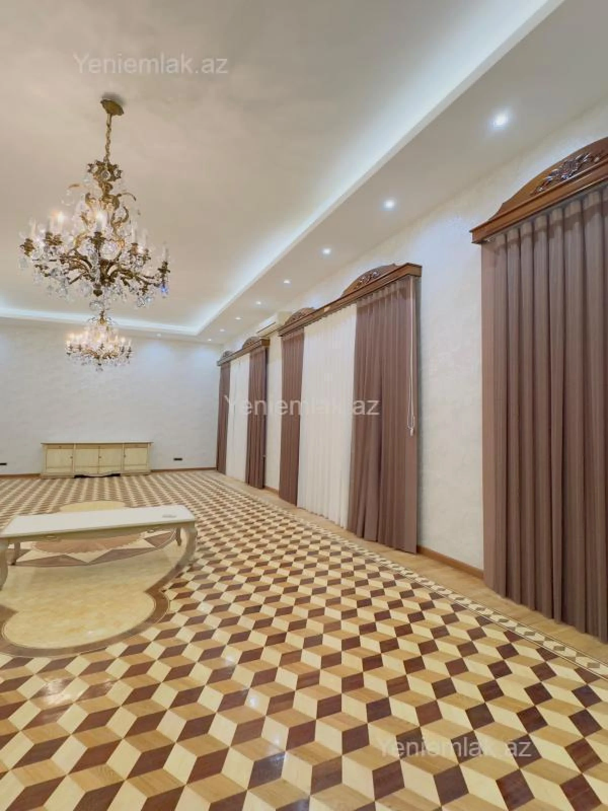 Satılır 5 otaqlı köhnə tikili 250 m²