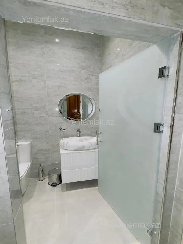 Satılır 5 otaqlı köhnə tikili 250 m²