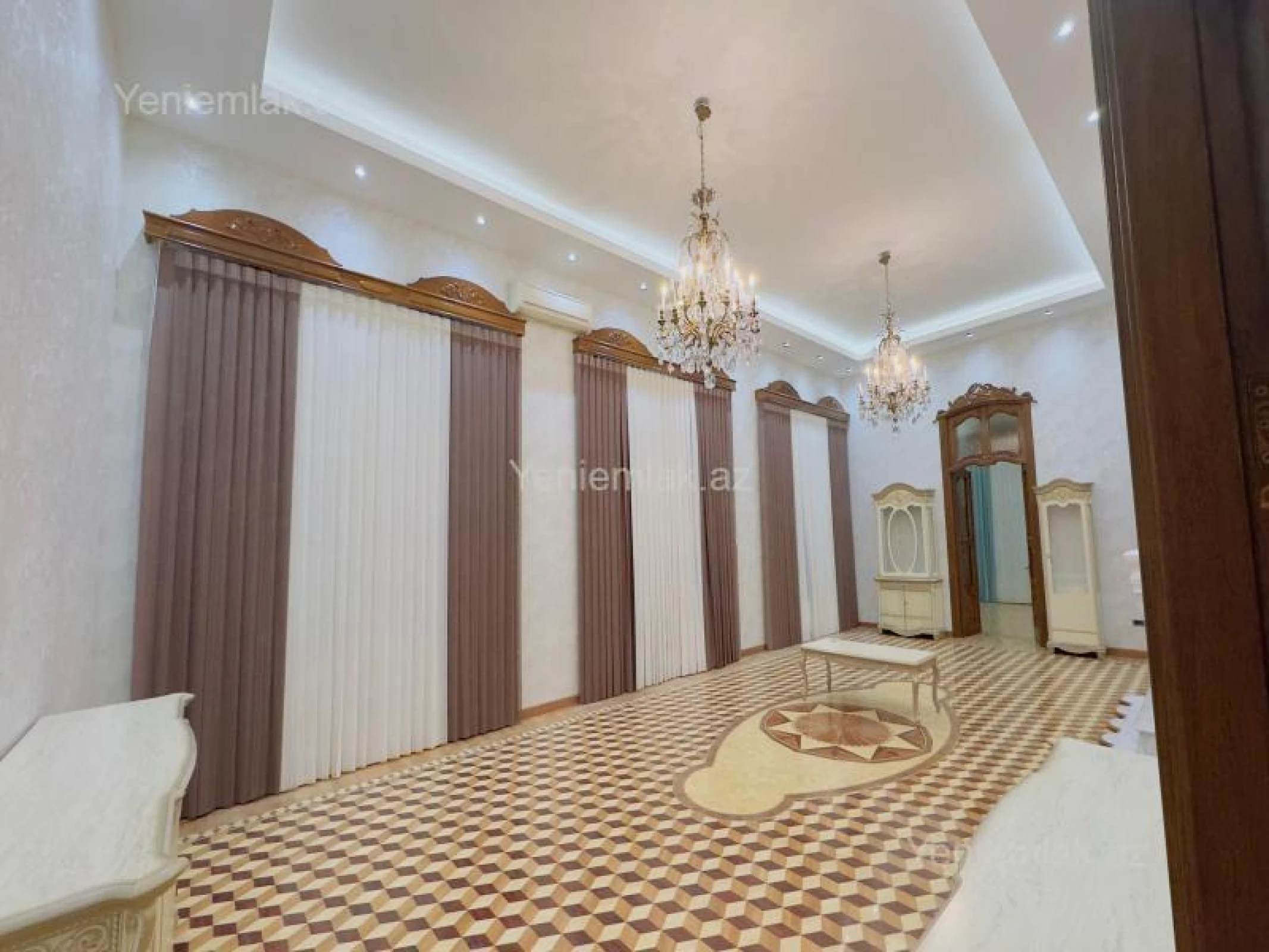 Satılır 5 otaqlı köhnə tikili 250 m²