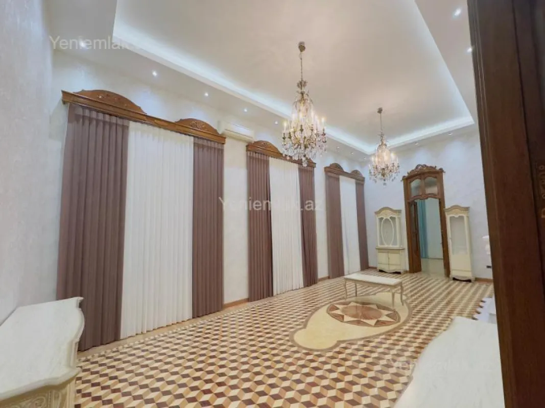 Satılır 5 otaqlı köhnə tikili 250 m²