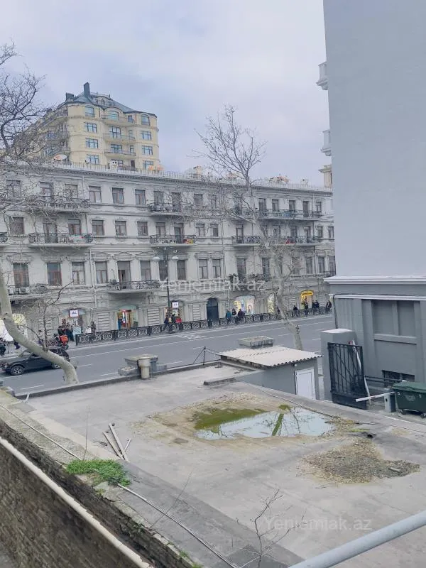 Satılır 5 otaqlı köhnə tikili 250 m²