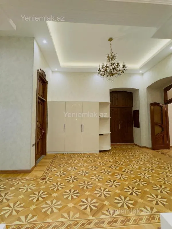 Satılır 5 otaqlı köhnə tikili 250 m²