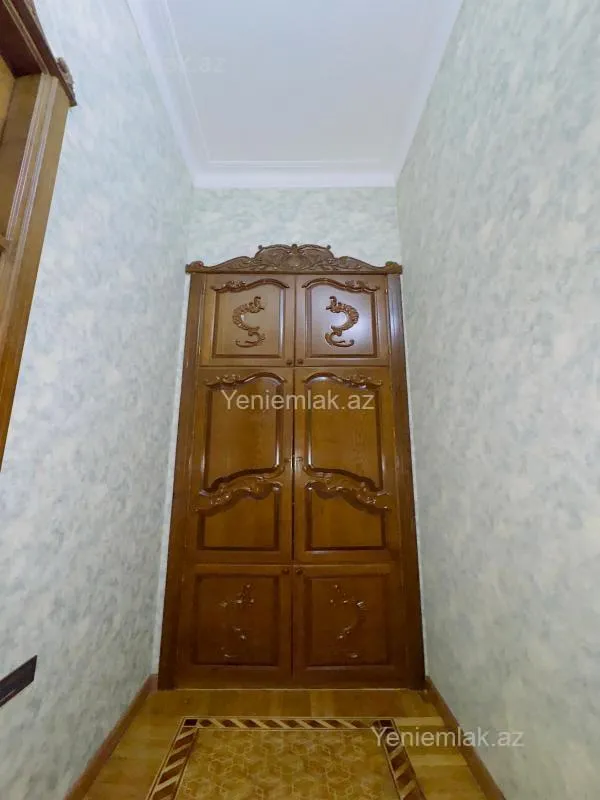 Satılır 5 otaqlı köhnə tikili 250 m²