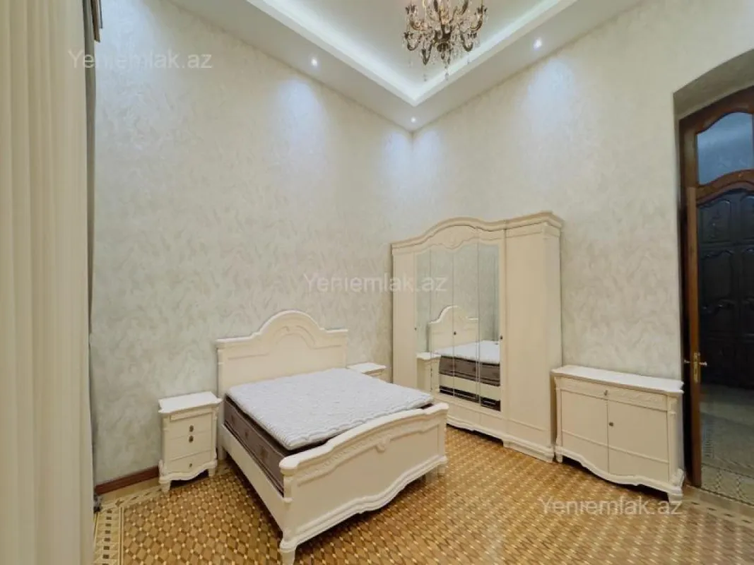 Satılır 5 otaqlı köhnə tikili 250 m²