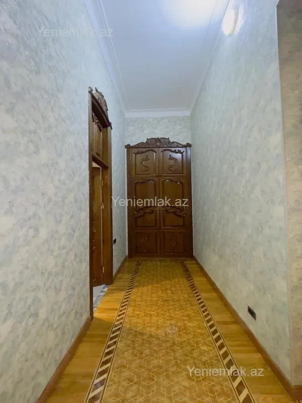 Satılır 5 otaqlı köhnə tikili 250 m²