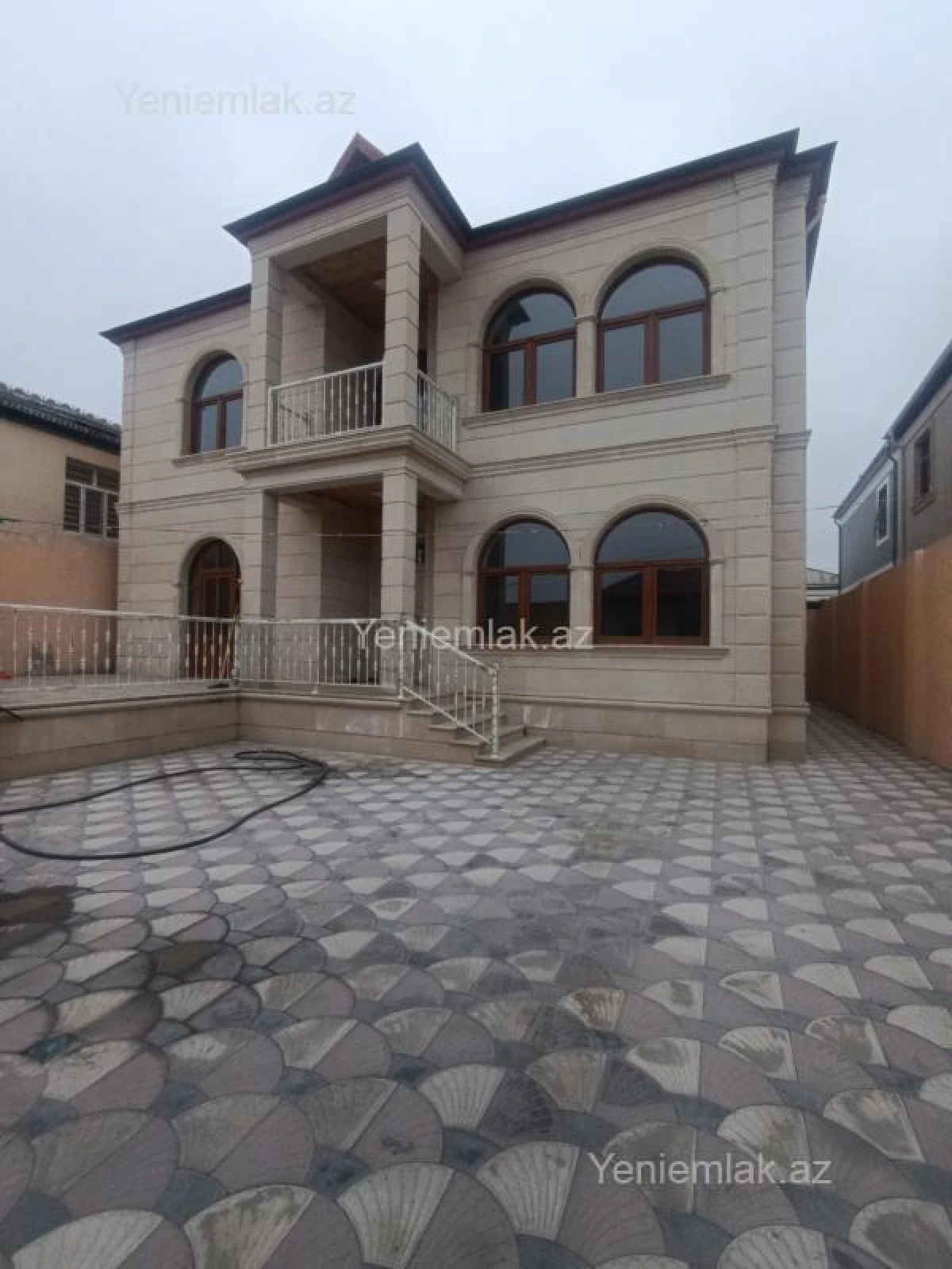 Satılır 6 otaqlı həyət evi 300 m²