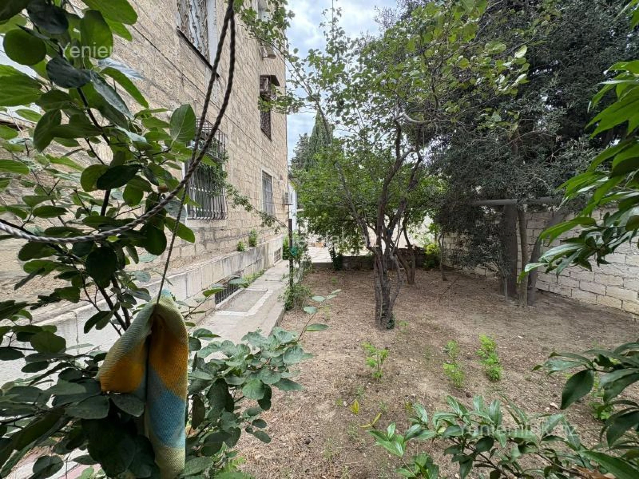 Satılır 3 otaqlı köhnə tikili 100 m²