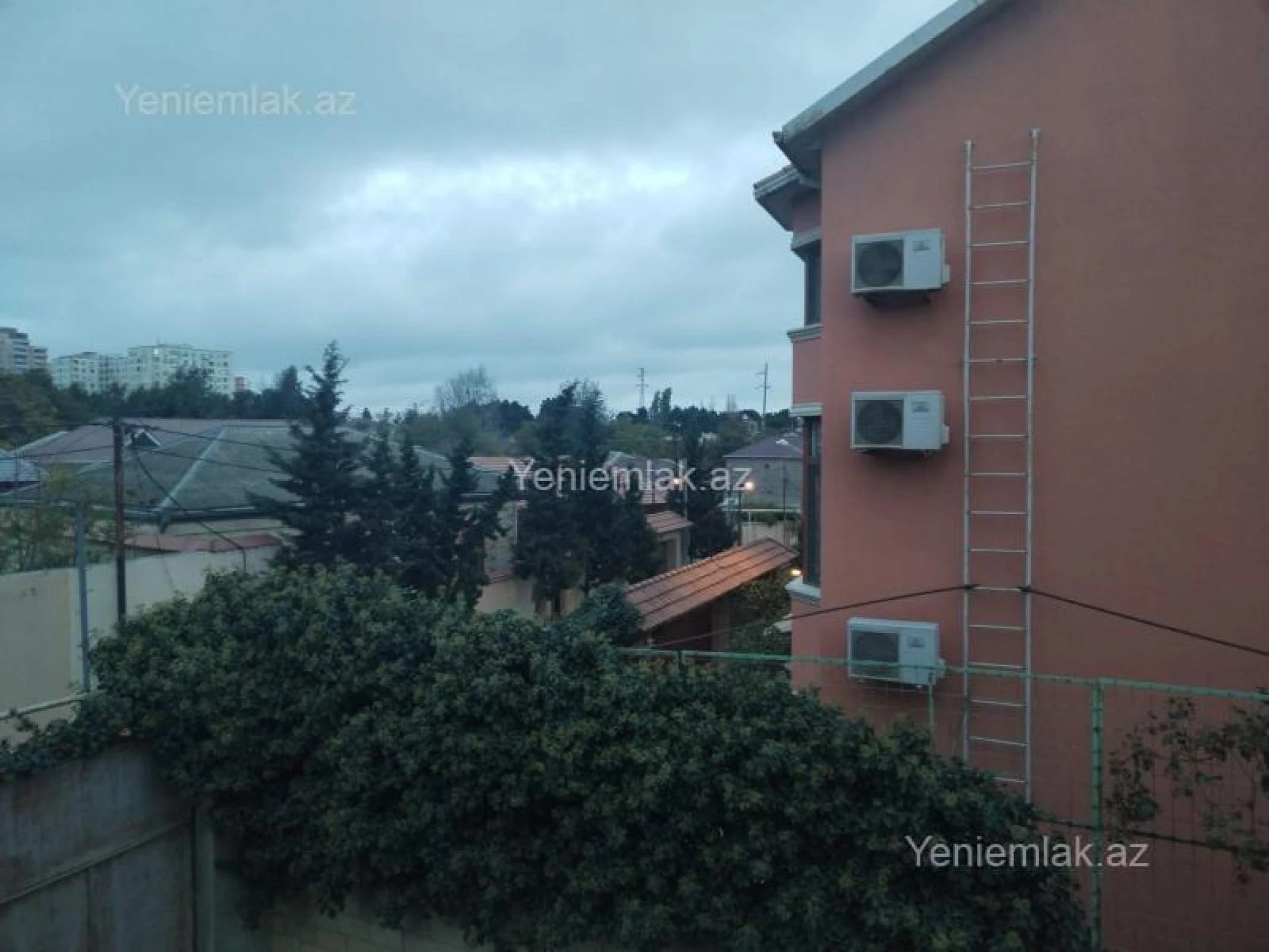 Satılır 11 otaqlı həyət evi 355 m²