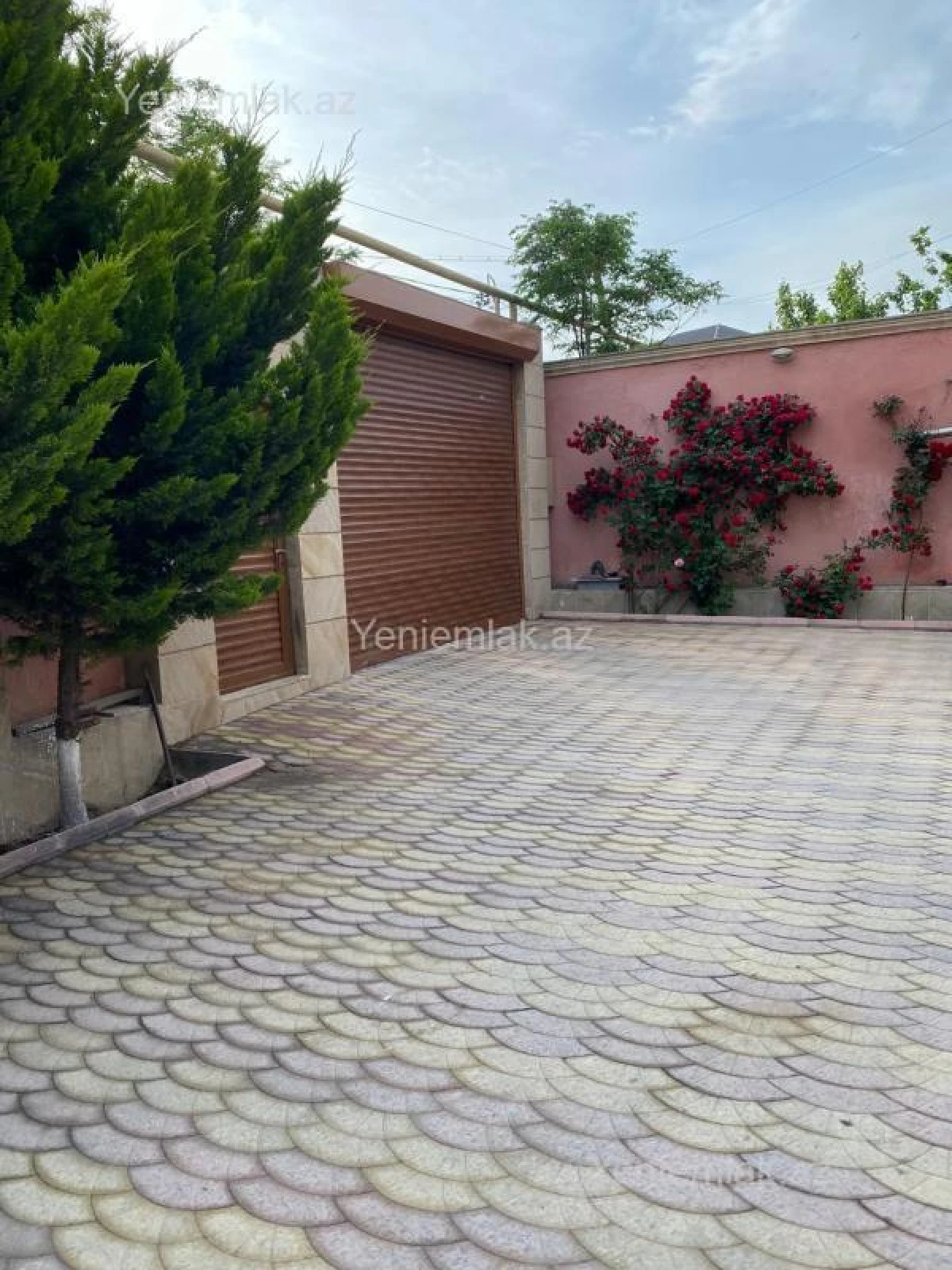 Satılır 8 otaqlı həyət evi 300 m²