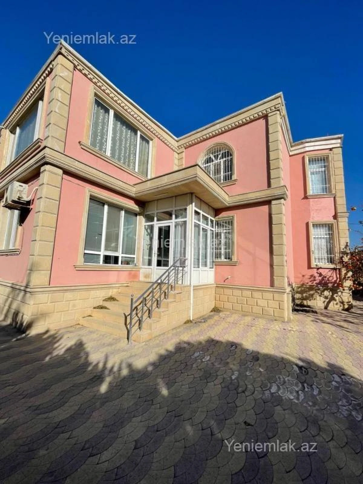 Satılır 8 otaqlı həyət evi 300 m²