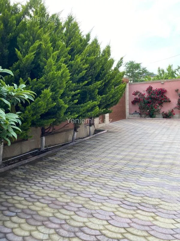 Satılır 8 otaqlı həyət evi 300 m²
