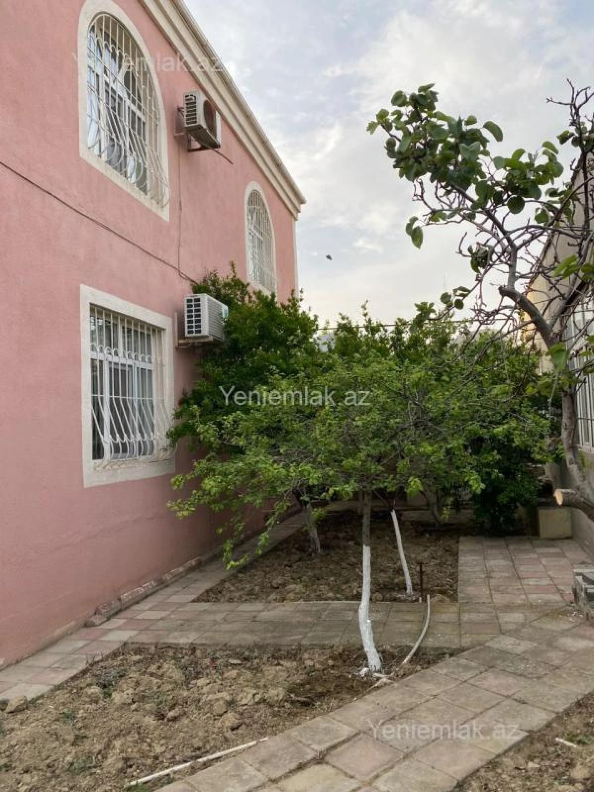 Satılır 8 otaqlı həyət evi 300 m²